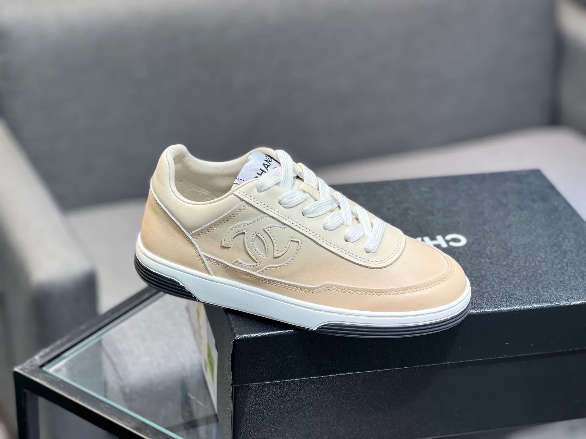 Men's men's shoes 💰660 Exclusive real shot (top version) CHANEL Chanel 2025ss color matching thick-soled casual sports shoes and sneakers. The counter is synchronized. The counter is very popular. A shoe that is very difficult to buy. The most popular thick-soled panda shoes on the Internet. It can be imagined that Xiaoxiang control can't miss it. It has both good looks and comfort. Simple and versatile white shoes. The thick sole increases the height and is super versatile. Close your eyes and wear it. Whoever wears it will look better. Upper: calfskin Lining: imported sheepskin lining Outsole: TPU original outsole Size: 35-44 (customized for women 41 and 40, and 45 for men)